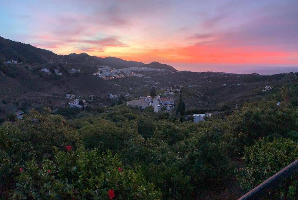 Villa En Frigiliana Con Piscina, Jacuzzi Y Espectaculares Vistas Luaran gambar