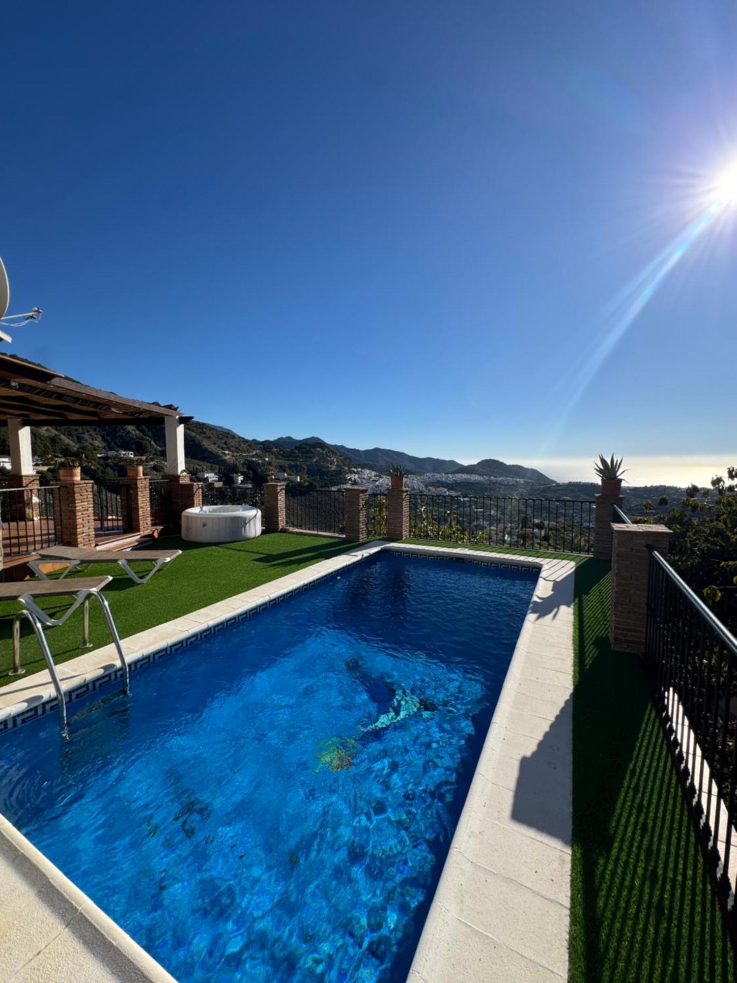 Villa En Frigiliana Con Piscina, Jacuzzi Y Espectaculares Vistas Luaran gambar